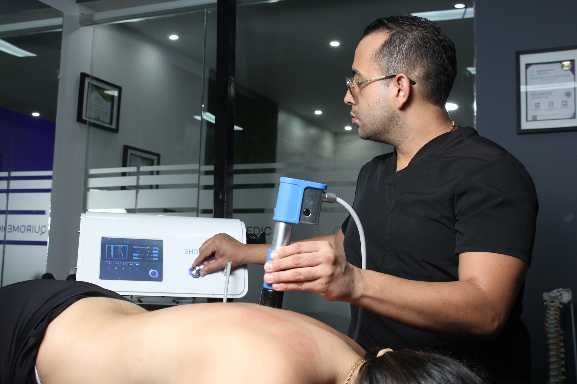 Terapia con ondas de choque en la clínica QuiroMedic Plus
